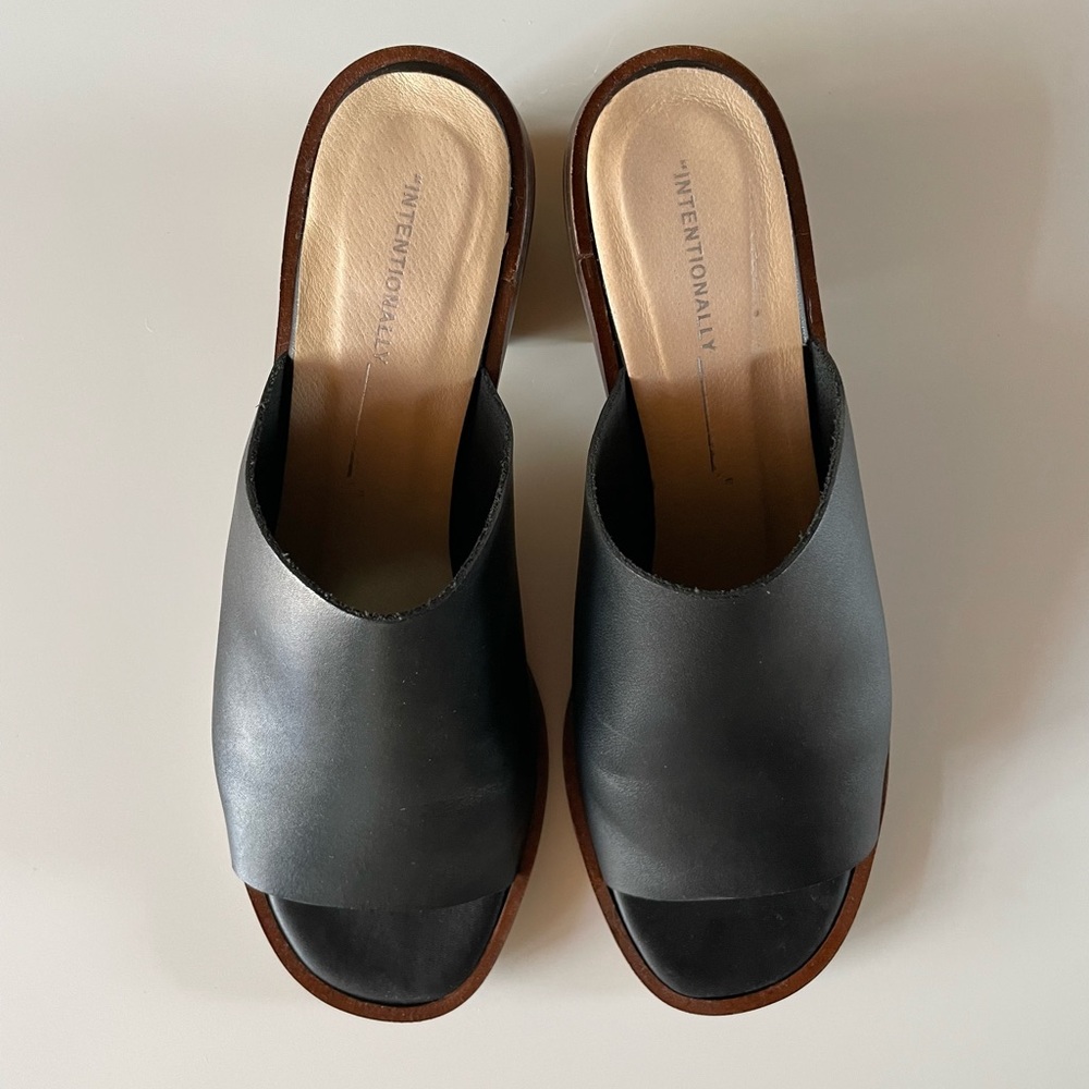 Intentionally Blank Deb Sandal